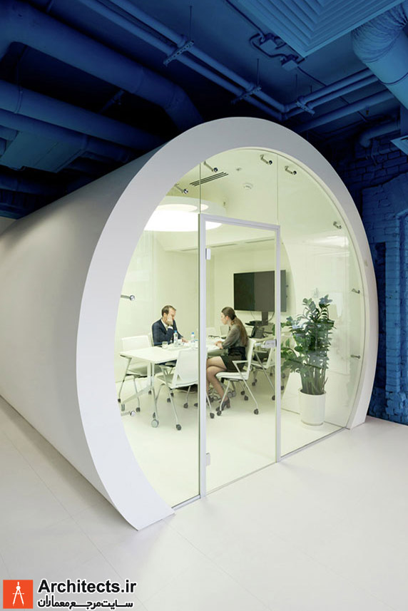 ترکیب رنگ سفید و آبی در طراحی داخلی دفتر اداری 
