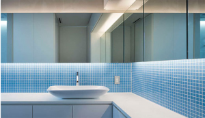 طراحی و دکوراسیون داخلی سرویس بهداشتی با رنگ آبی : ۷ ایده