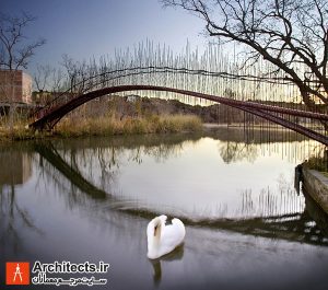 پل عابر پیاده بر روی دریاچه